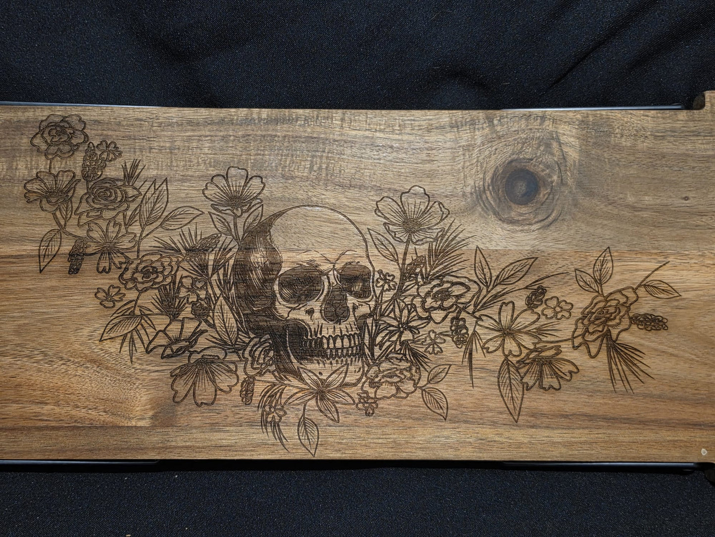 Memento Vivere / Skull & Flowers Acacia Serving Table