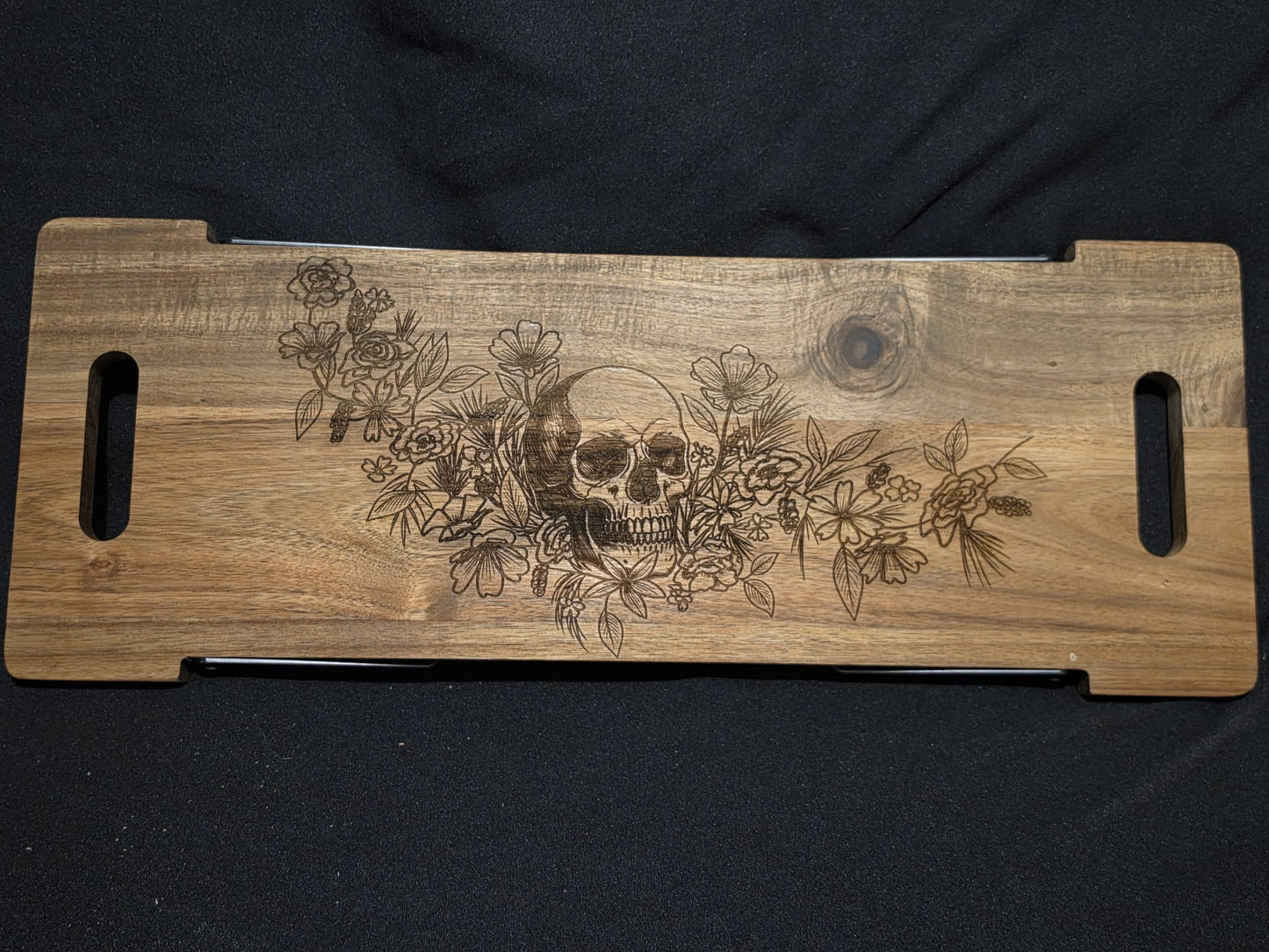 Memento Vivere / Skull & Flowers Acacia Serving Table